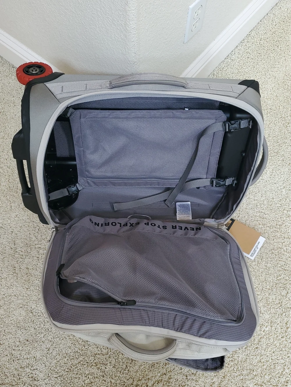 The North Face Rolling Thunder Men's 22inch/40L Luggage